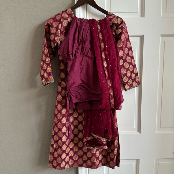 Elegant Red and Gold Dress - Picture 3 of 3